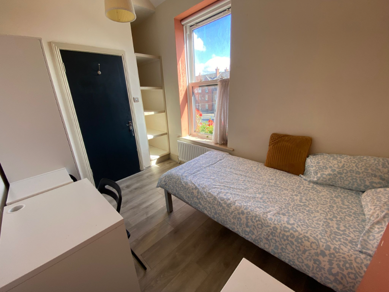 Bright room to rent in 8-bedroom (R2) house in Stoneybatter