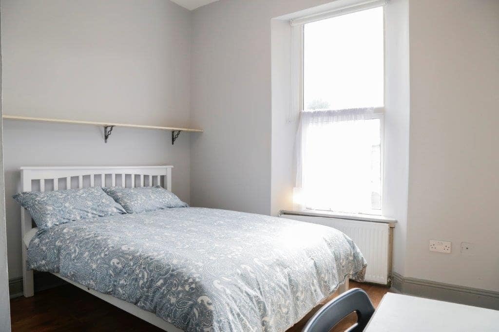 Bright double bedroom (R5) for rent in 6-bedroom house in Phibsborough Dublin
